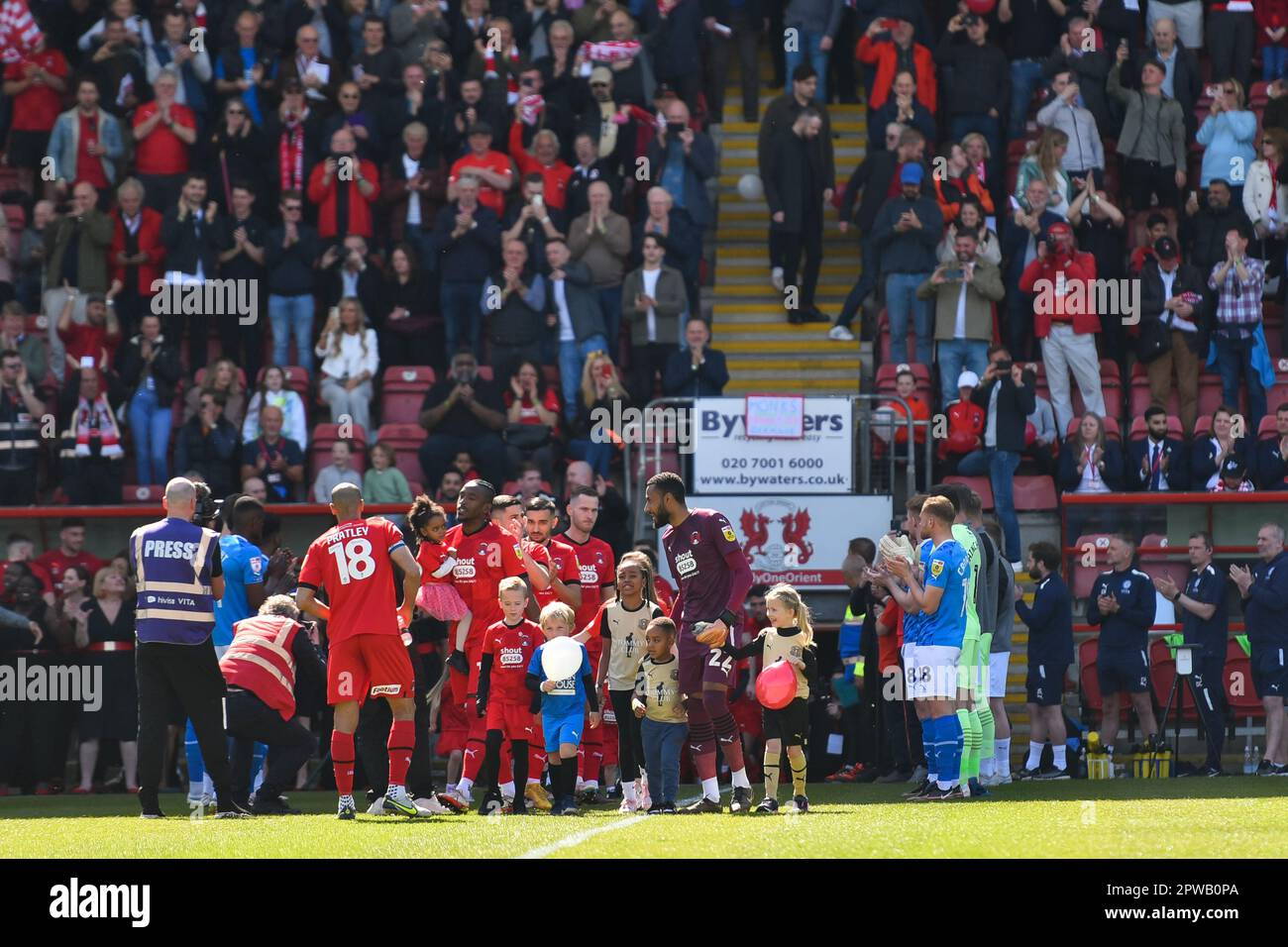 I giocatori di Leyton Orient hanno dato il benvenuto in campo durante la partita della Sky Bet League 2 tra Leyton Orient e Stockport County al Matchroom Stadium, Londra, sabato 29th aprile 2023. (Foto: Ivan Yordanov | NOTIZIE MI) Credit: NOTIZIE MI & Sport /Alamy Live News Foto Stock