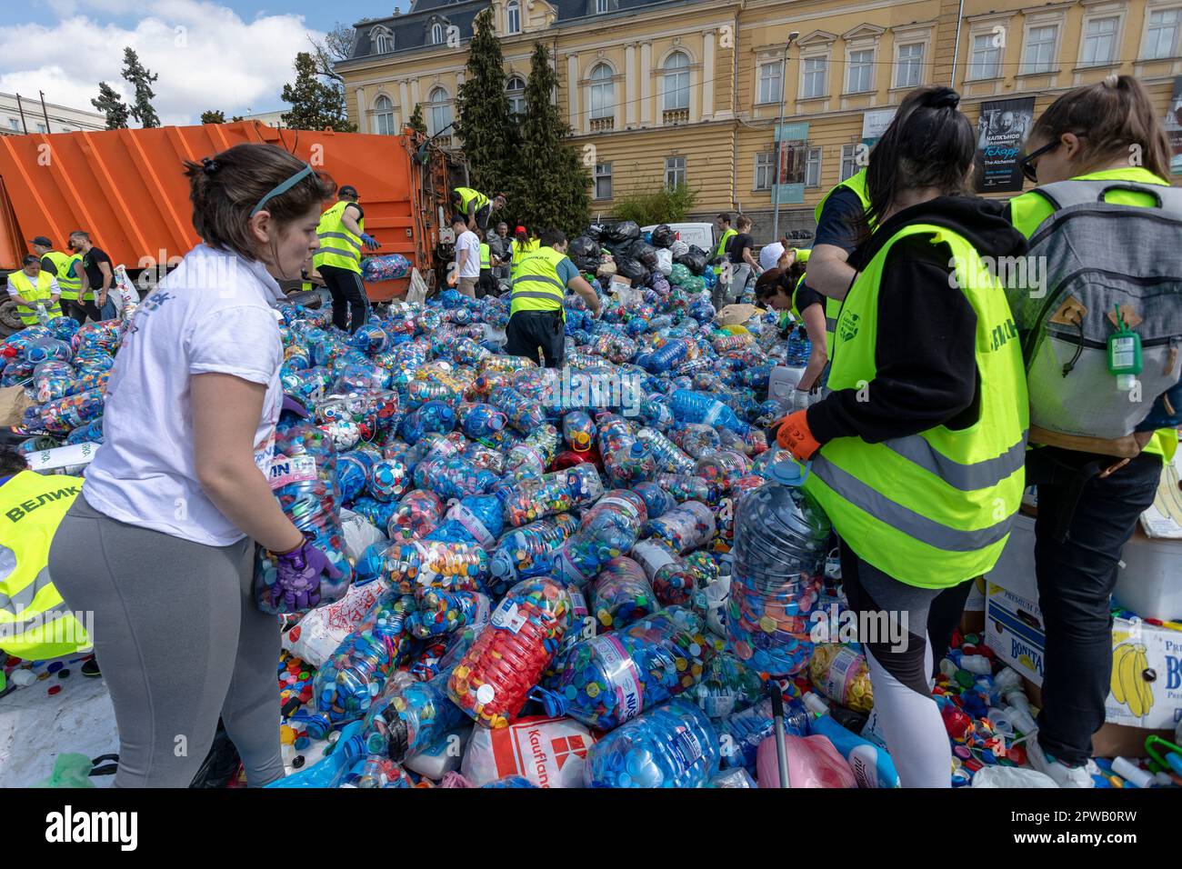 Sofia, Bulgaria - 23 aprile 2023: La campagna nazionale 'Caps for the Future'. I tappi in plastica sono raccolti nel centro di Sofia. Questo aiuta ad acquistare Foto Stock