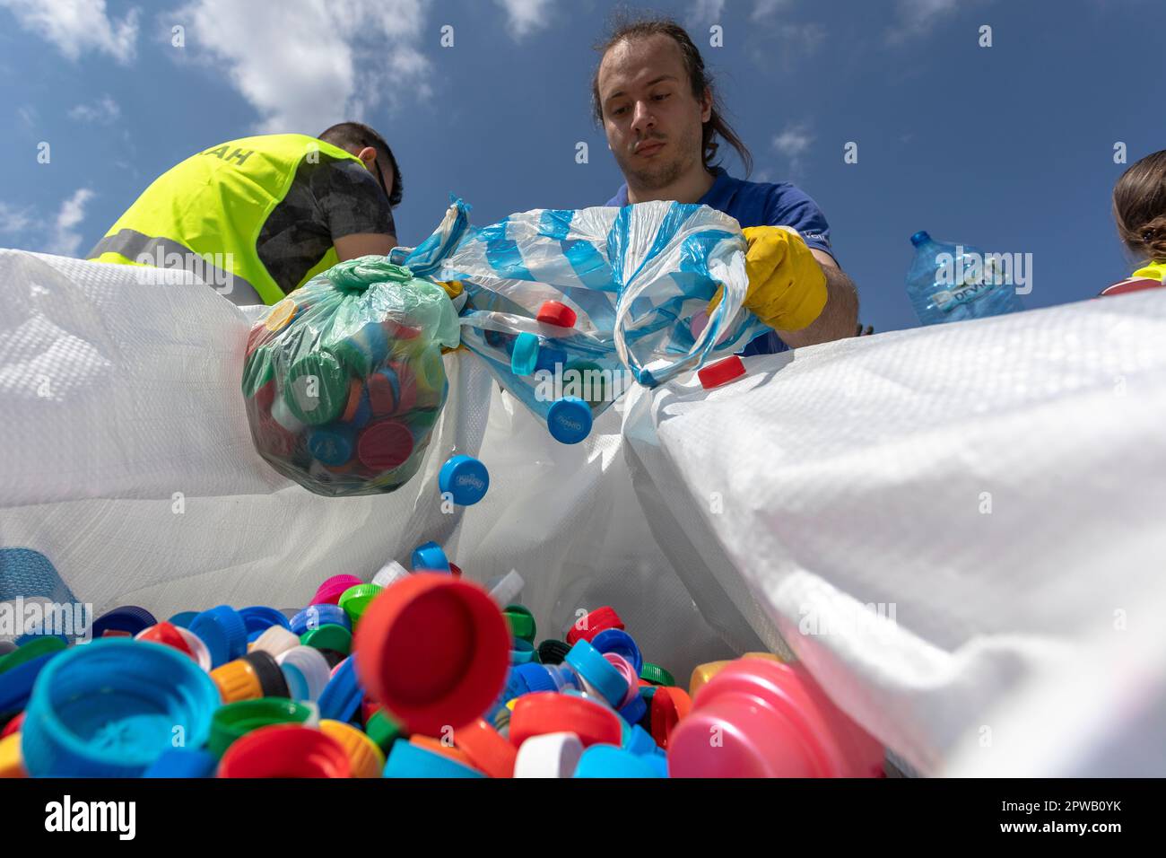 Sofia, Bulgaria - 23 aprile 2023: La campagna nazionale 'Caps for the Future'. I tappi in plastica sono raccolti nel centro di Sofia. Questo aiuta ad acquistare Foto Stock