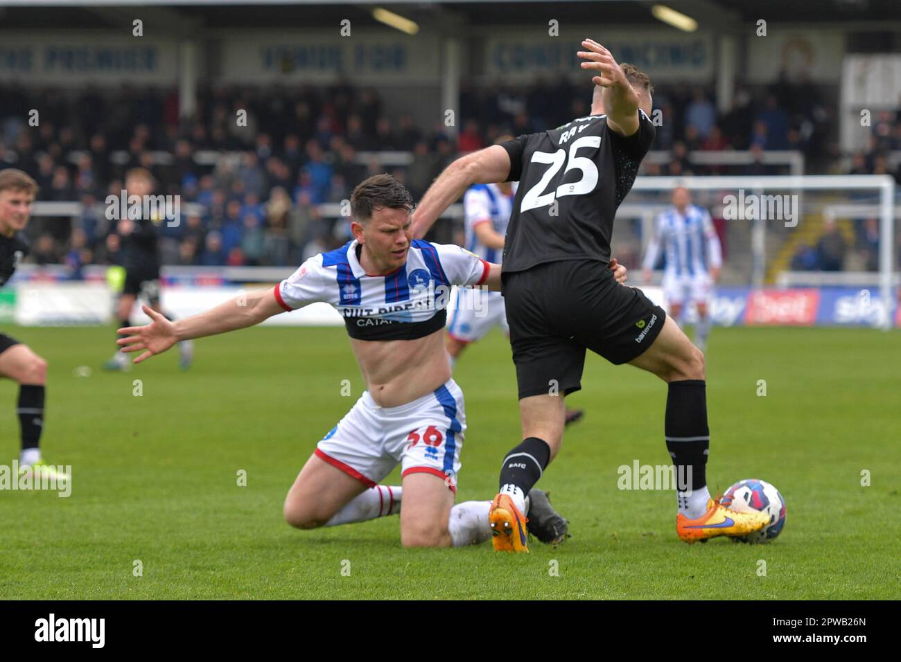 George Ray di Barrow vuole scambiare le camicie con Connor Jennings di Hartlepool United, mentre il gioco si svolge durante la partita della Sky Bet League 2 tra Hartlepool United e Barrow a Victoria Park, Hartlepool, sabato 29th aprile 2023. (Foto: Scott Llewellyn | NOTIZIE MI) Credit: NOTIZIE MI & Sport /Alamy Live News Foto Stock