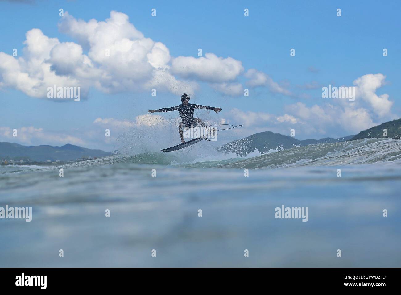 Florianopolis, Brasile, 29th Apr, 2023. Il surfista Yago Dora (BRA), durante una sessione di surf a Rio Tavares Beach, a Florianopolis il 29 aprile. Foto: Heuler Andrey/DiaEsportivo/Alamy Live News Foto Stock