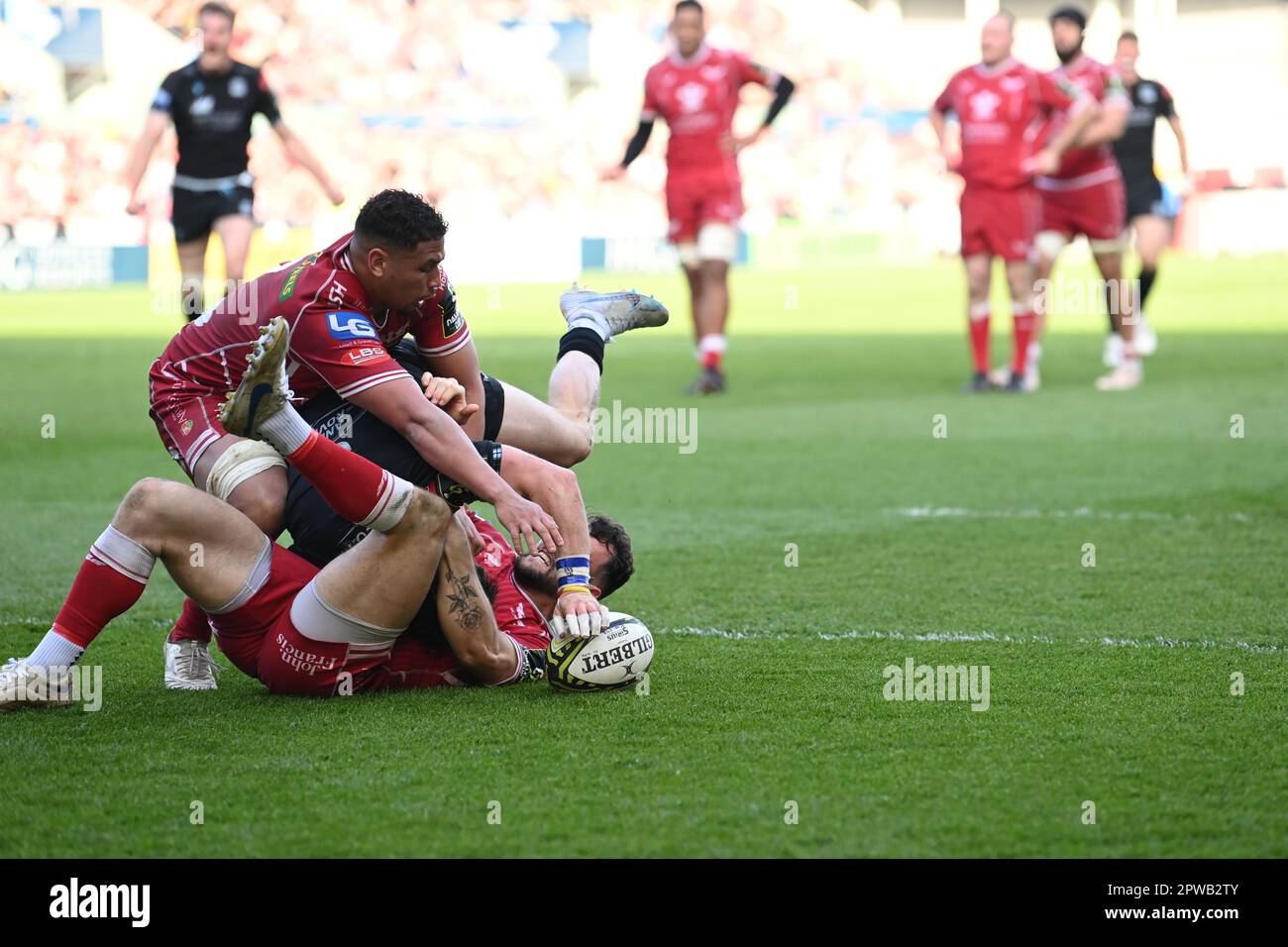Llanelli, Regno Unito. 29th Apr, 2023. George Horne di Glasgow Warriors è affrontato durante la partita di semifinale della European Challenge Cup Llanelli Scarlets vs Glasgow Warriors al Parc y Scarlets di Llanelli, Regno Unito, 29th aprile 2023 (Photo by Craig Thomas/News Images) a Llanelli, Regno Unito, il 4/29/2023. (Foto di Craig Thomas/News Images/Sipa USA) Credit: Sipa USA/Alamy Live News Foto Stock