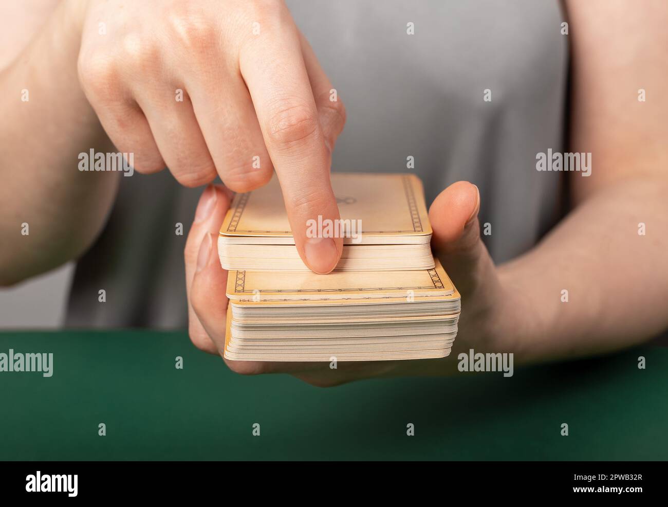 Mani con carte tarocchi, dividendo il mazzo in due parti per la divinazione. Foto Stock