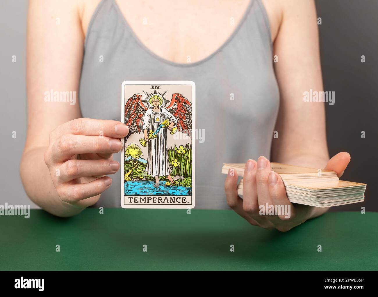 Lodz Polonia Aprile 15 2023 Temperance arcana, mano che mostra tar card durante la divinazione. Foto Stock