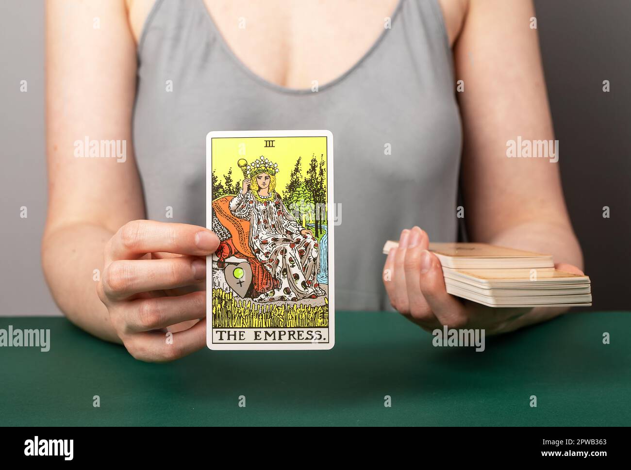 Lodz Polonia Aprile 15 2023 Empress arcana, i lettori di tarocchi hanno la mano che mostra la taro card durante la divinazione. Foto Stock