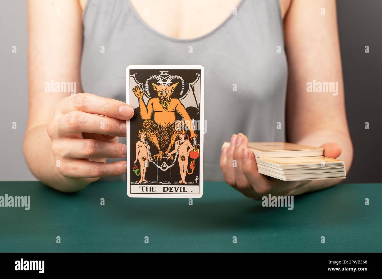 Lodz Polonia Aprile 15 2023 The Devil arcana, i lettori di tarocchi che tengono la mano mostrando la carta taro durante la divinazione. Foto Stock