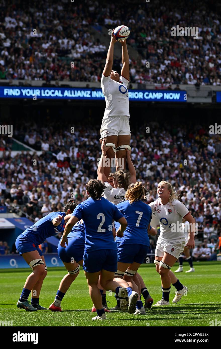 Twickenham, Regno Unito. 29th Apr, 2023. Inghilterra V Francia TikTok Womens 6 nazioni Stadio Twickenham. Twickenham. Sadia Kabeya (Inghilterra) alla linea fuori durante l'Inghilterra V Francia TikTok Womens 6 nazioni rugby match. Credit: Sport in Pictures/Alamy Live News Foto Stock