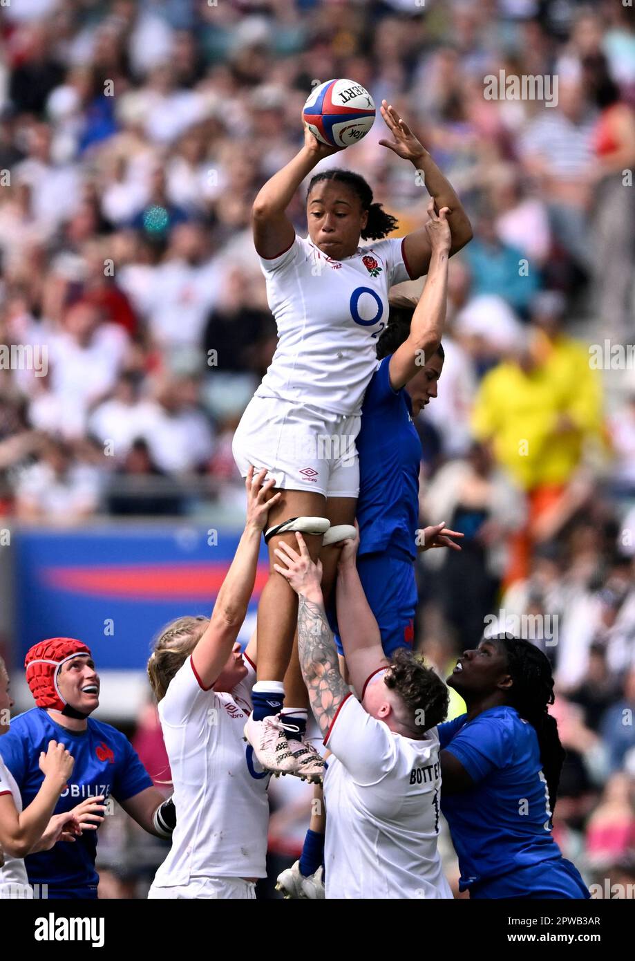 Twickenham, Regno Unito. 29th Apr, 2023. Inghilterra V Francia TikTok Womens 6 nazioni Stadio Twickenham. Twickenham. Sadia Kabeya (Inghilterra) alla linea fuori durante l'Inghilterra V Francia TikTok Womens 6 nazioni rugby match. Credit: Sport in Pictures/Alamy Live News Foto Stock