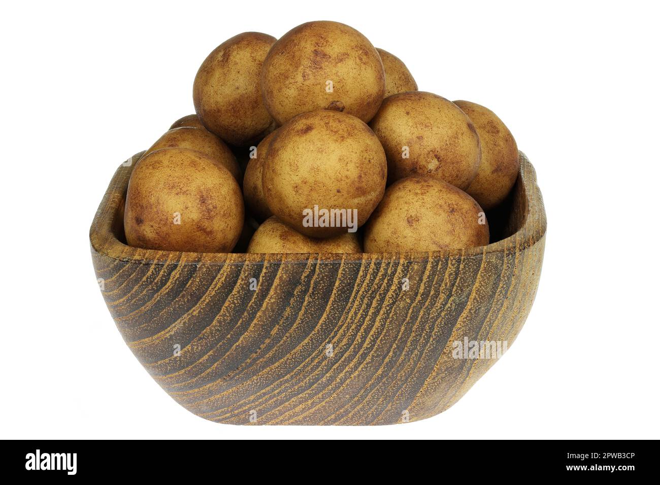 Patate marzapane di Lubecca, Germania, in una ciotola di legno isolata su fondo bianco Foto Stock