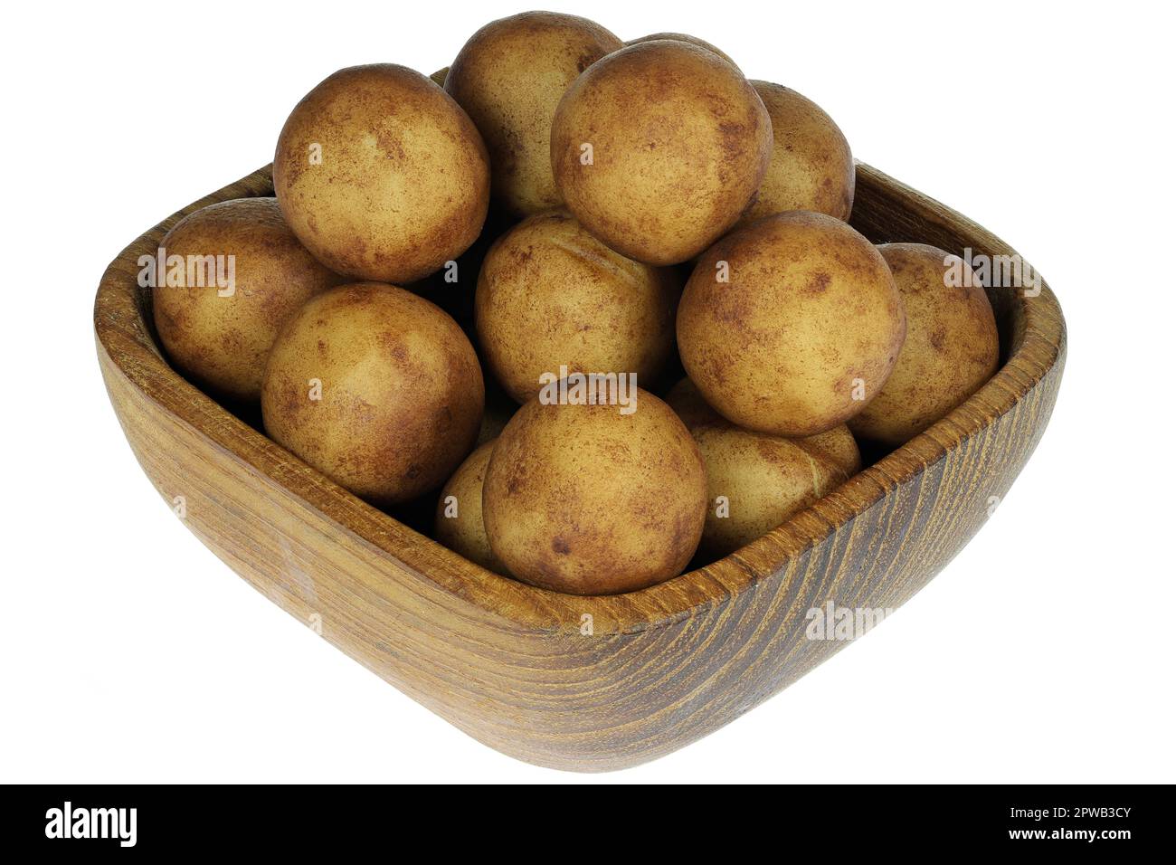 Patate marzapane di Lubecca, Germania, in una ciotola di legno isolata su fondo bianco Foto Stock