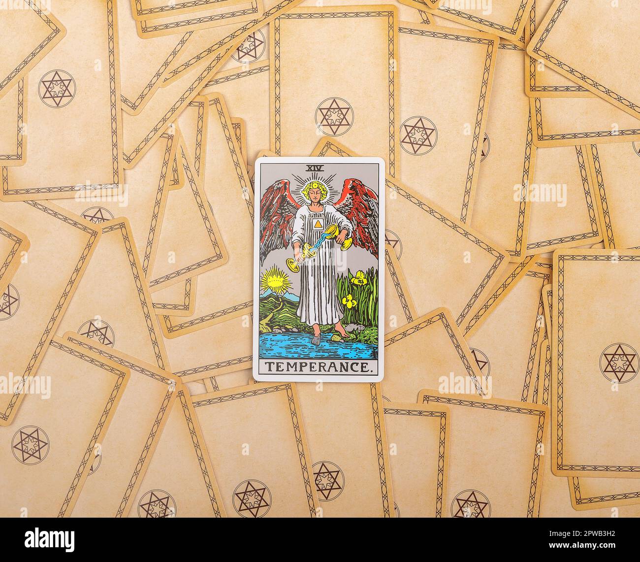 Lodz Polonia Aprile 15 2023 Temperance, arcana maggiore sullo sfondo del mazzo delle carte tarocchi. Concetto di divinazione Taro. Foto Stock