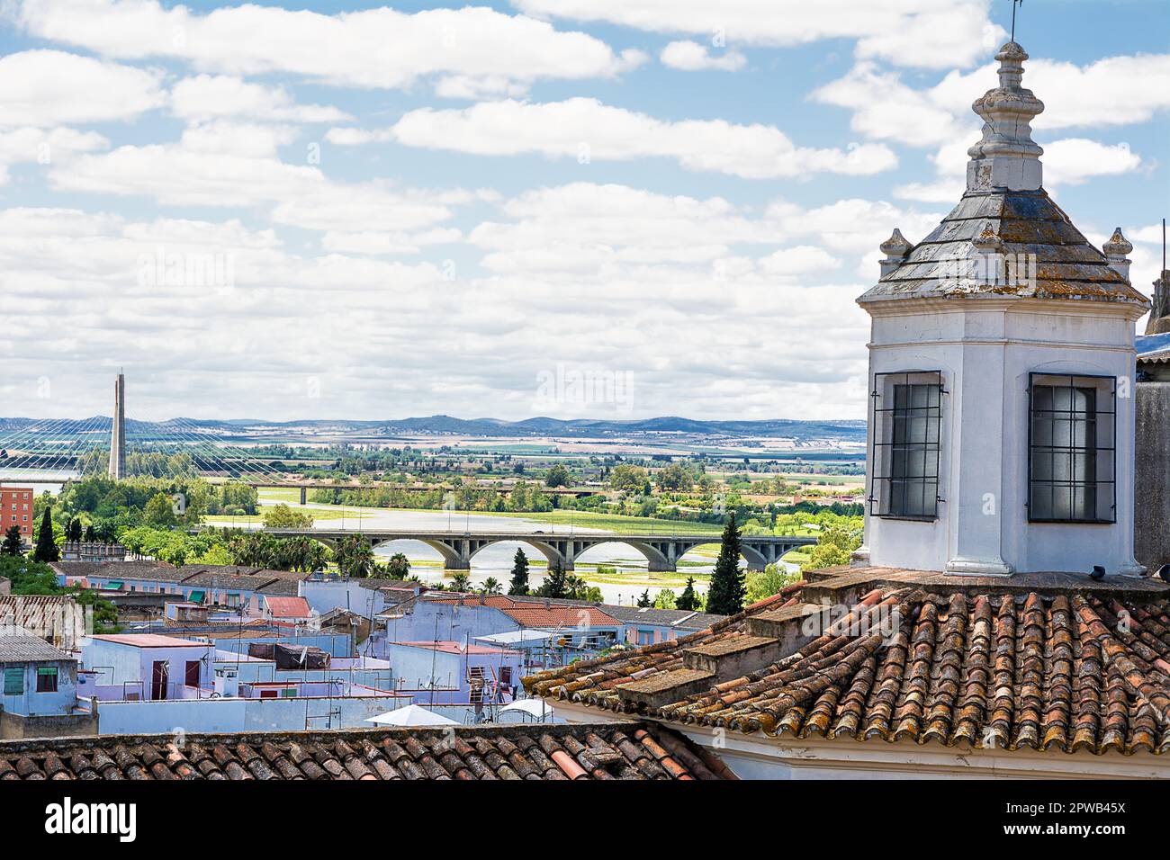Panorama di Badajoz che domina il fiume Guardiana, Estremadura di Spagna Foto Stock
