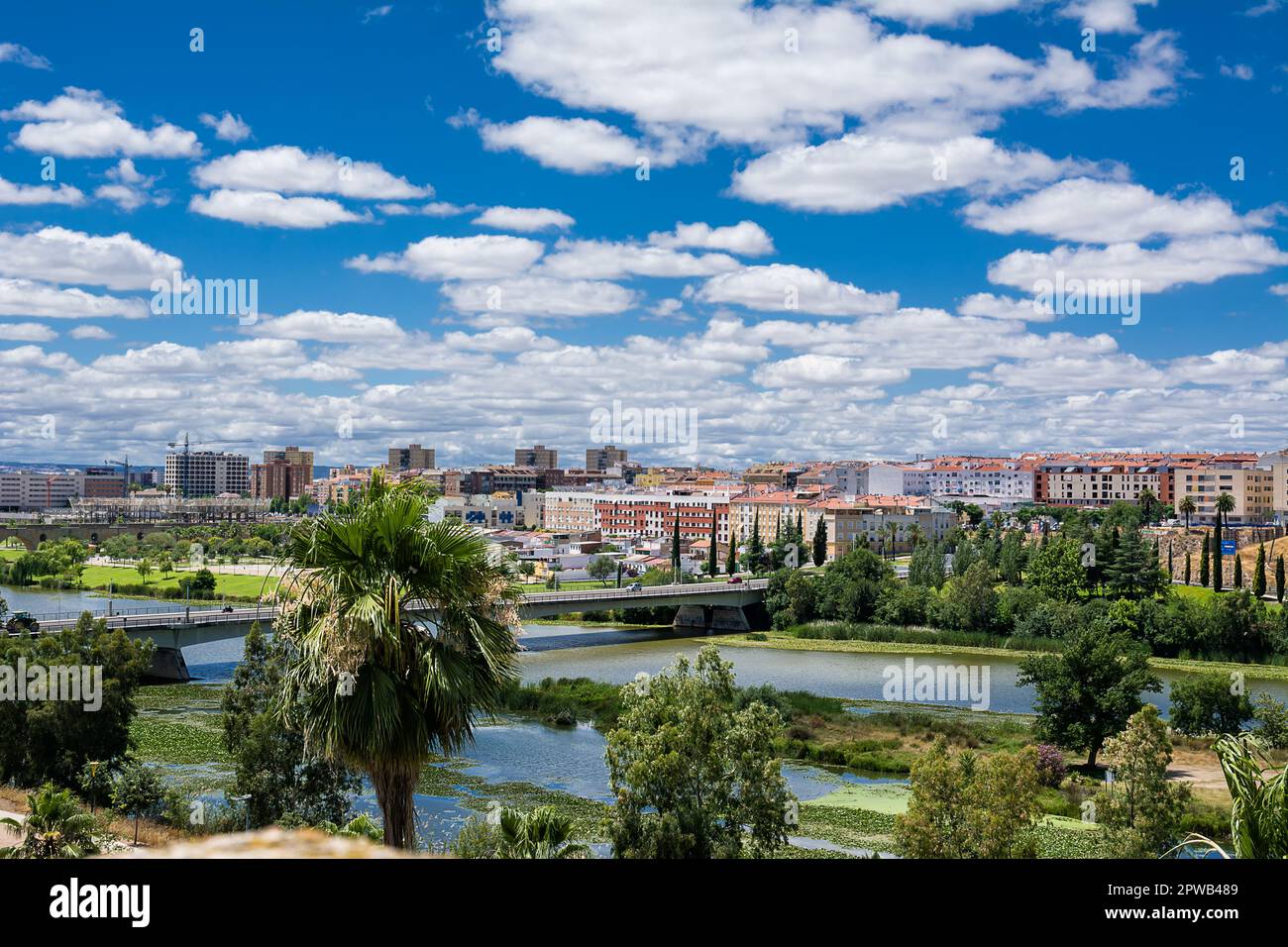 Panorama di Badajoz che domina il fiume Guardiana, Estremadura di Spagna Foto Stock