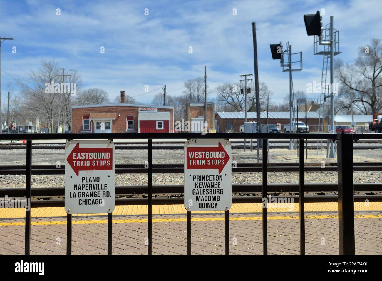 Mendota, Illinois, Stati Uniti. I cartelli direzionali forniscono ai viaggiatori informazioni sugli arrivi e le partenze della Amtrak presso una stazione ferroviaria. Foto Stock