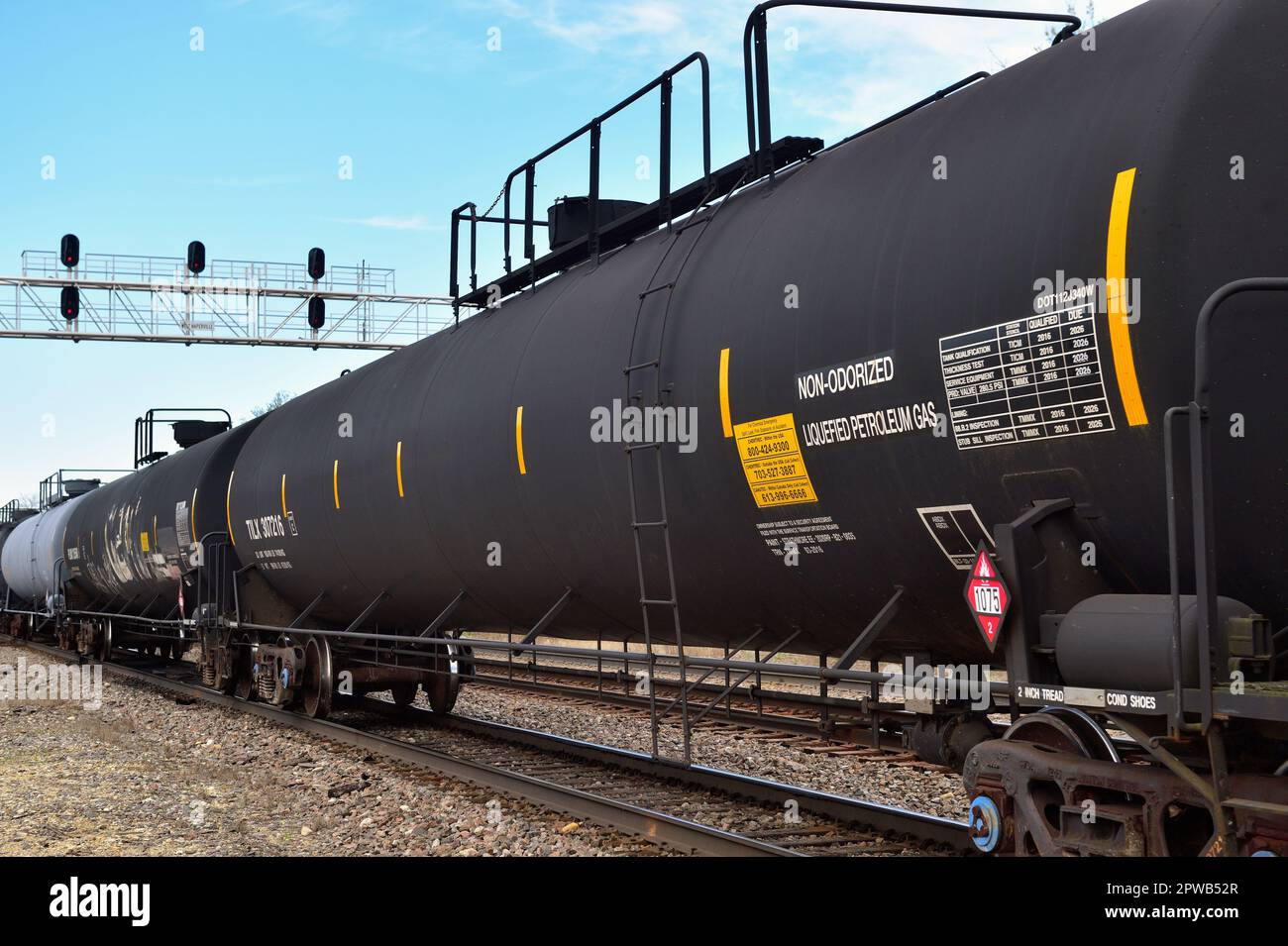 Naperville, Illinois, Stati Uniti. Una serie di carri armati in un treno merci che passa attraverso l'Illinois nordorientale. Foto Stock