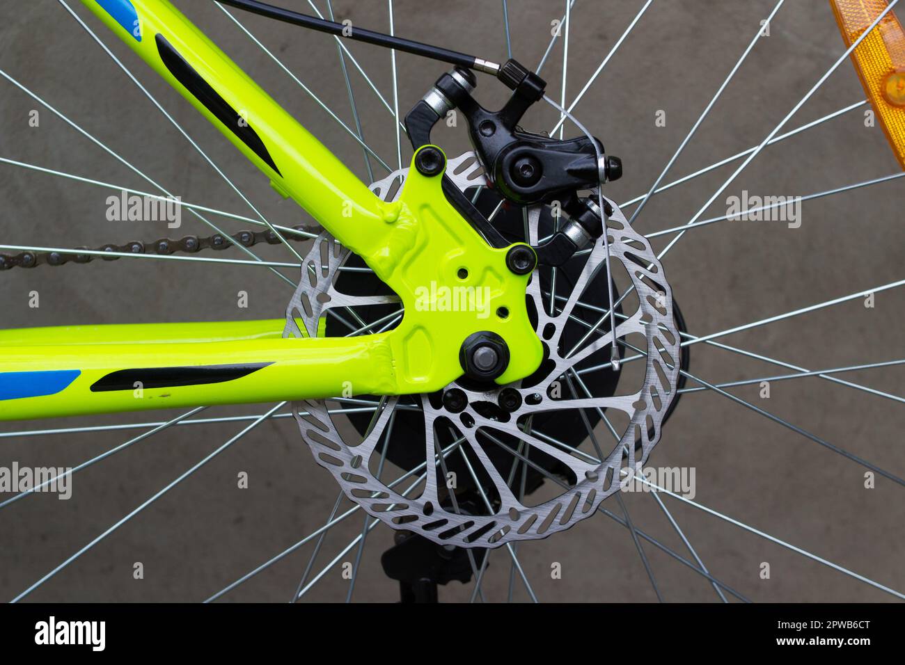 Primo piano del meccanismo della bicicletta della ruota posteriore con freno a disco Foto Stock