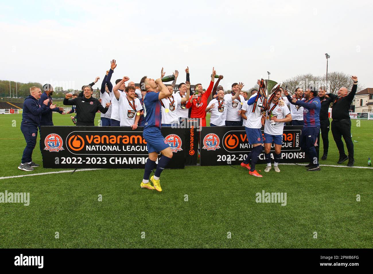 Horsfall Community Stadium, Bradford, Inghilterra - 29th aprile 2023 i giocatori di AFC Fylde festeggiano la vittoria del campionato - Bradford Park Avenue contro AFC Fylde, Vanarama National League North, 2022/23, Horsfall Community Stadium, Bradford, Inghilterra - 29th aprile 2023 Credit: Arthur Haigh/WhiteRosePhotos/Alamy Live News Foto Stock