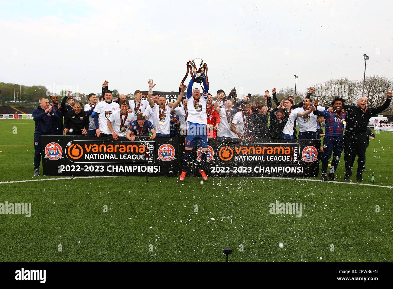 Horsfall Community Stadium, Bradford, Inghilterra - 29th aprile 2023 Alex Whitmore (6) di AFC Fylde raccoglie il trofeo alla fine del gioco dopo essere diventato campioni - Bradford Park Avenue contro AFC Fylde, Vanarama National League North, 2022/23, Horsfall Community Stadium, Bradford, Inghilterra - 29th aprile 2023 Credit: Arthur Haigh/WhiteRosePhotos/Alamy Live News Foto Stock