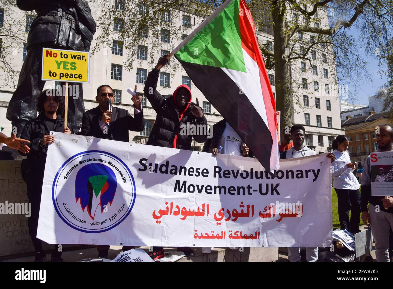 Londra, Regno Unito. 29th Apr, 2023. Durante la manifestazione, un manifestante sventola una bandiera sudanese accanto a uno striscione del "movimento rivoluzionario sudanese". I manifestanti si sono riuniti a Whitehall per chiedere la fine della guerra in Sudan. Credit: SOPA Images Limited/Alamy Live News Foto Stock