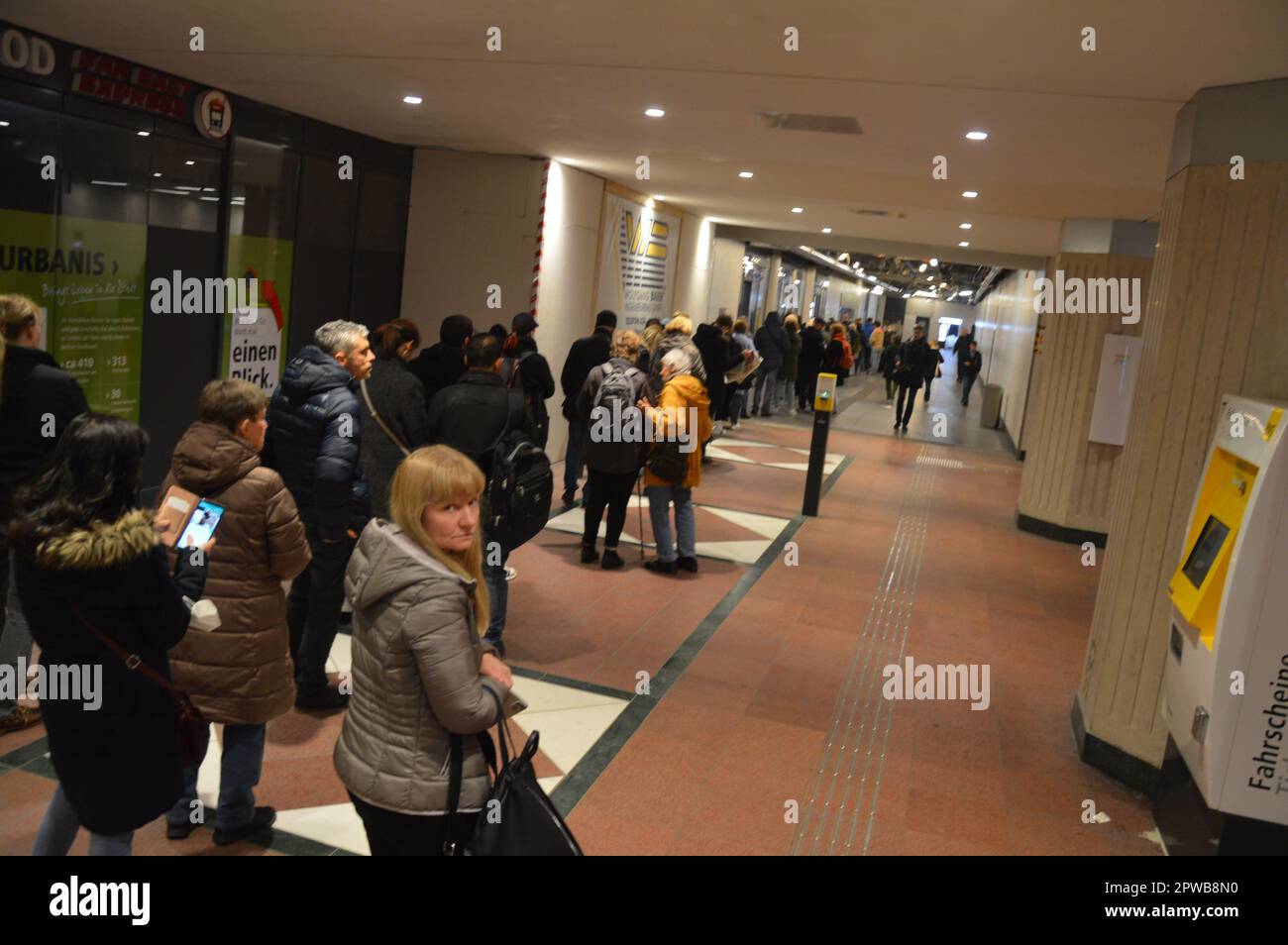 Berlino, Germania - 29 aprile 2023 - BVG Deutschland Ticket - lunga coda al centro clienti BVG di Steglitz. (Foto di Markku Rainer Peltonen) Foto Stock