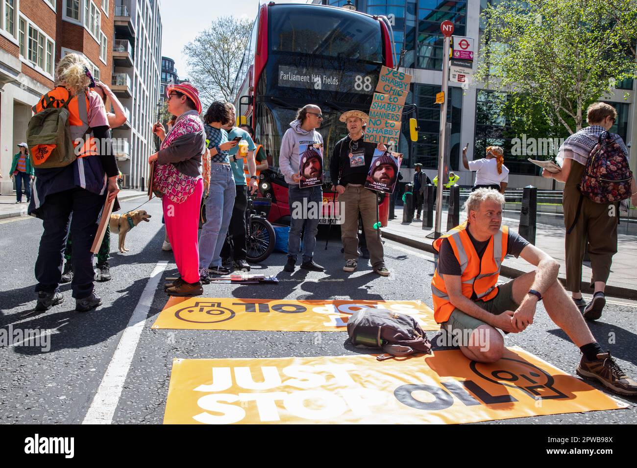 Londra, Regno Unito. 29th aprile 2023. Basta fermare gli attivisti del clima petrolifero e sedersi sulla strada fuori dall'Home Office durante un raduno congiunto con Black Lives Matter dopo una marcia in solidarietà con Morgan Trowland e Marcus Decker. Just Stop Oil sostenitori Morgan Trowland e Marcus Decker sono stati condannati in prigione (tre anni, due anni e sette mesi rispettivamente) Per aver causato un disturbo pubblico dopo aver scalato il ponte Queen Elizabeth II a Dartford per chiedere al governo britannico di fermare la questione delle nuove licenze per il gas e il petrolio. Credit: Notizie dal vivo di Mark Kerrison/Alamy Foto Stock