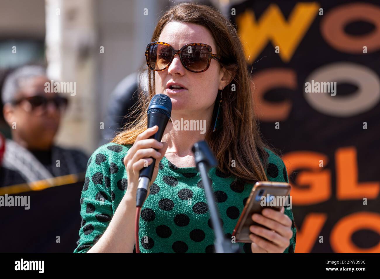 Londra, Regno Unito. 29th aprile 2023. L'attivista sul clima Holly, partner di Marcus Decker, si rivolge agli attivisti Just Stop Oil and Black Lives Matter al di fuori degli uffici domestici a seguito di una marcia del Parlamento in solidarietà con Morgan Trowland e Marcus Decker. Just Stop Oil sostenitori Morgan Trowland e Marcus Decker sono stati condannati in prigione (tre anni, due anni e sette mesi rispettivamente) Per aver causato un disturbo pubblico dopo aver scalato il ponte Queen Elizabeth II a Dartford per chiedere al governo britannico di fermare la questione delle nuove licenze per il gas e il petrolio. Credit: Mark Kerrison/Alamy Live N Foto Stock
