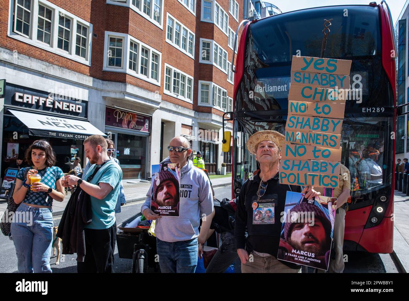Londra, Regno Unito. 29th aprile 2023. Basta fermare gli attivisti del clima petrolifero in piedi sulla strada al di fuori del Home Office durante un rally congiunto con Black Lives Matter in solidarietà con Morgan Trowland e Marcus Decker. Just Stop Oil sostenitori Morgan Trowland e Marcus Decker sono stati condannati in prigione (tre anni, due anni e sette mesi rispettivamente) Per aver causato un disturbo pubblico dopo aver scalato il ponte Queen Elizabeth II a Dartford per chiedere al governo britannico di fermare la questione delle nuove licenze per il gas e il petrolio. Credit: Notizie dal vivo di Mark Kerrison/Alamy Foto Stock
