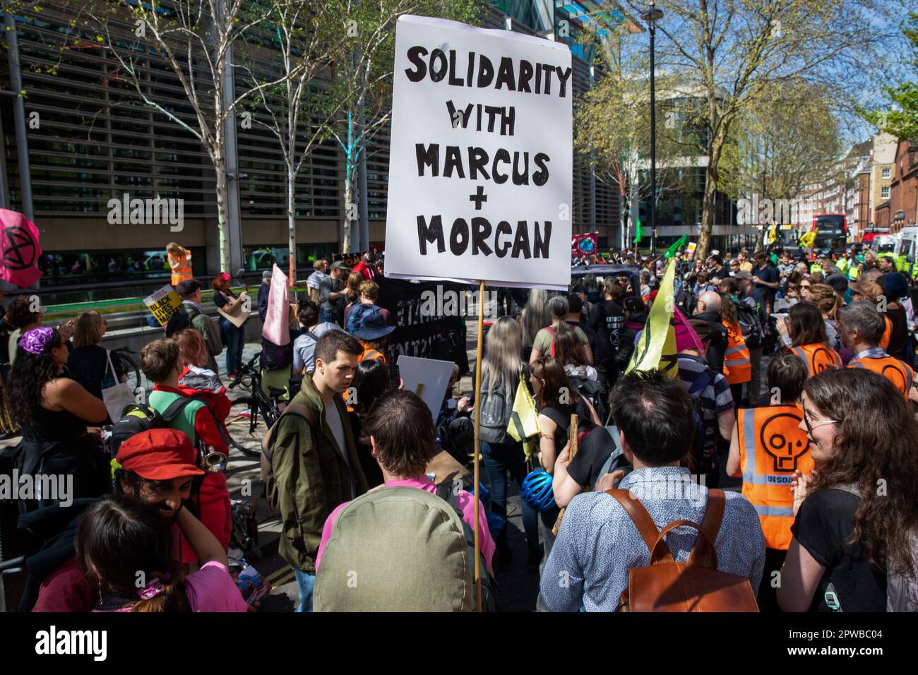 Londra, Regno Unito. 29th aprile 2023. Gli attivisti del clima di Just Stop Oil hanno un rally congiunto con Black Lives Matter al di fuori dell'ufficio domestico a seguito di una marcia del Parlamento in solidarietà con Morgan Trowland e Marcus Decker. Just Stop Oil sostenitori Morgan Trowland e Marcus Decker sono stati condannati in prigione (tre anni, due anni e sette mesi rispettivamente) Per aver causato un disturbo pubblico dopo aver scalato il ponte Queen Elizabeth II a Dartford per chiedere al governo britannico di fermare la questione delle nuove licenze per il gas e il petrolio. Credit: Notizie dal vivo di Mark Kerrison/Alamy Foto Stock