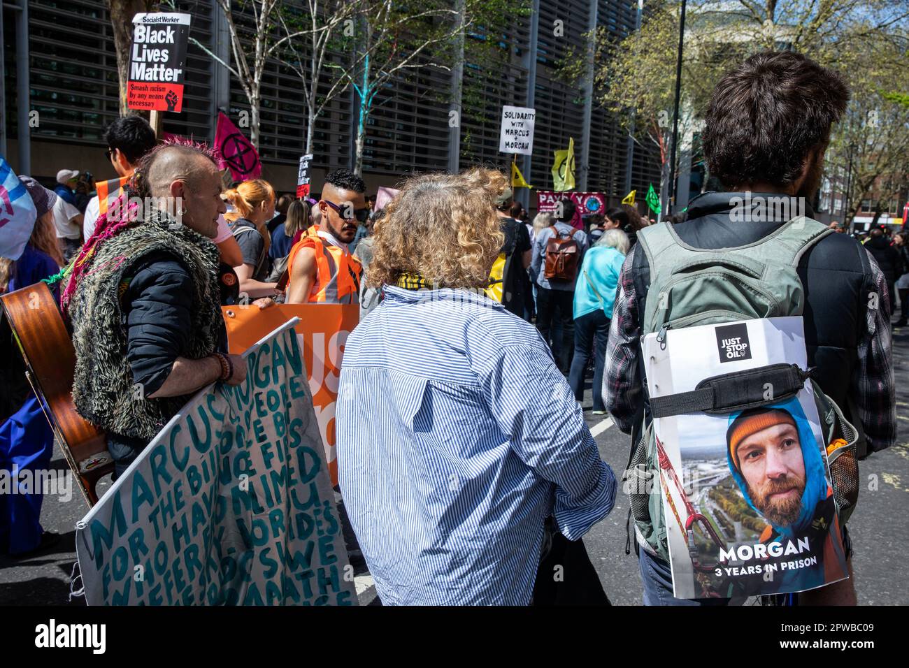 Londra, Regno Unito. 29th aprile 2023. Gli attivisti del clima di Just Stop Oil hanno un rally congiunto con Black Lives Matter al di fuori dell'ufficio domestico a seguito di una marcia del Parlamento in solidarietà con Morgan Trowland e Marcus Decker. Just Stop Oil sostenitori Morgan Trowland e Marcus Decker sono stati condannati in prigione (tre anni, due anni e sette mesi rispettivamente) Per aver causato un disturbo pubblico dopo aver scalato il ponte Queen Elizabeth II a Dartford per chiedere al governo britannico di fermare la questione delle nuove licenze per il gas e il petrolio. Credit: Notizie dal vivo di Mark Kerrison/Alamy Foto Stock