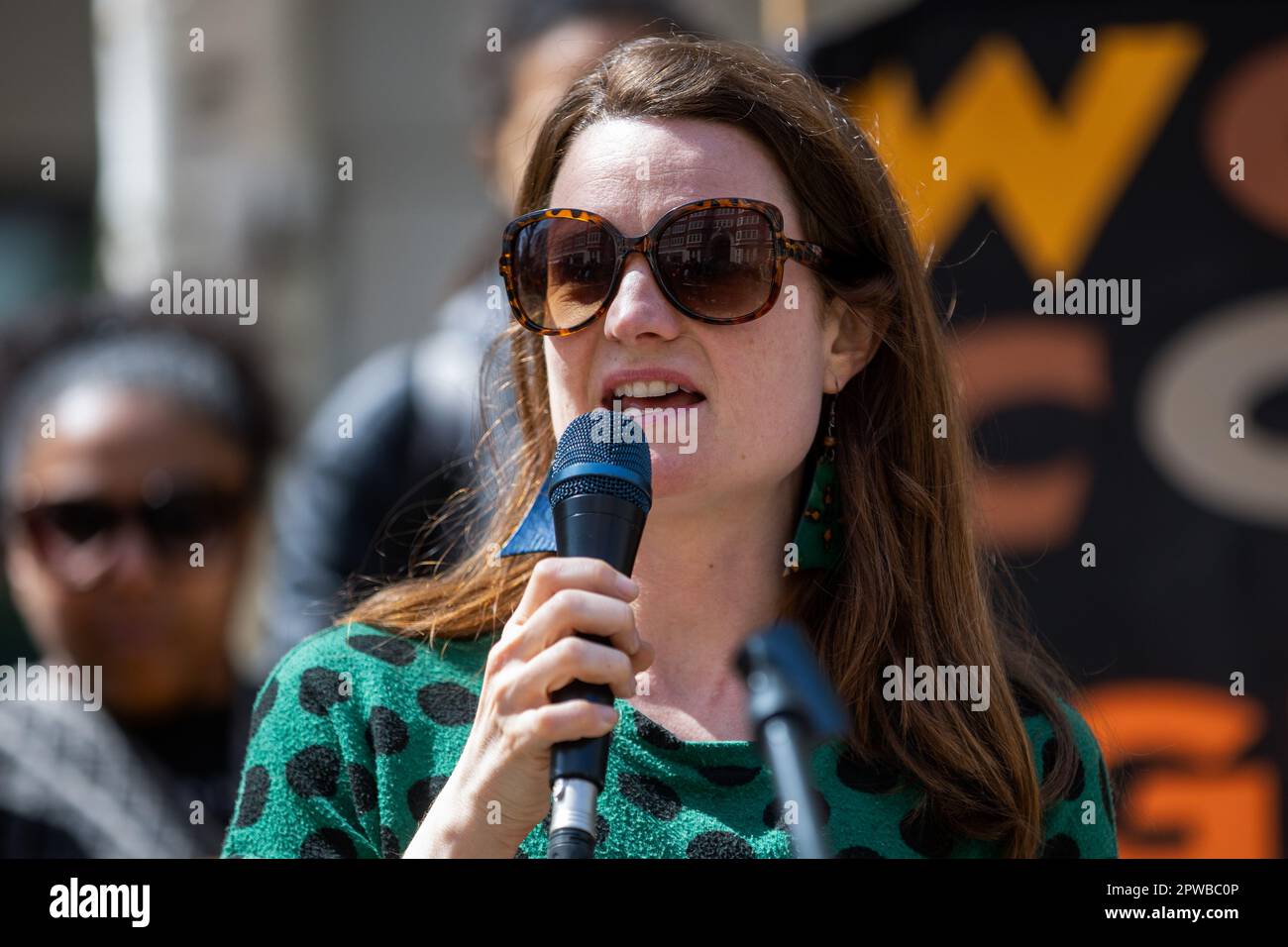 Londra, Regno Unito. 29th aprile 2023. L'attivista sul clima Holly, partner di Marcus Decker, si rivolge agli attivisti Just Stop Oil and Black Lives Matter al di fuori degli uffici domestici a seguito di una marcia del Parlamento in solidarietà con Morgan Trowland e Marcus Decker. Just Stop Oil sostenitori Morgan Trowland e Marcus Decker sono stati condannati in prigione (tre anni, due anni e sette mesi rispettivamente) Per aver causato un disturbo pubblico dopo aver scalato il ponte Queen Elizabeth II a Dartford per chiedere al governo britannico di fermare la questione delle nuove licenze per il gas e il petrolio. Credit: Mark Kerrison/Alamy Live N Foto Stock