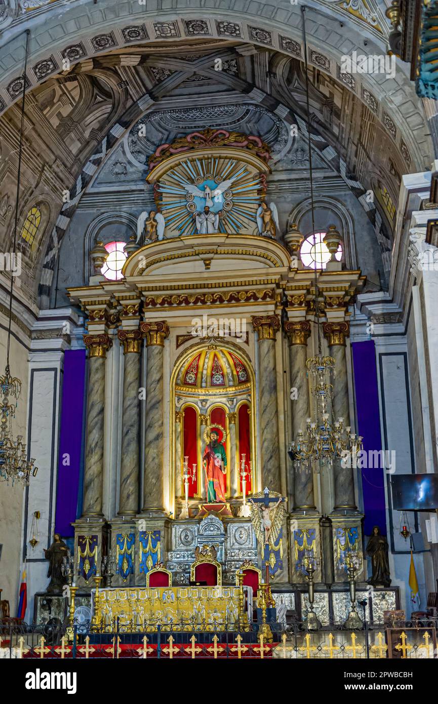 L'altare alla Chiesa di San Agustin, Intramuros, Manila, Filippine Foto Stock