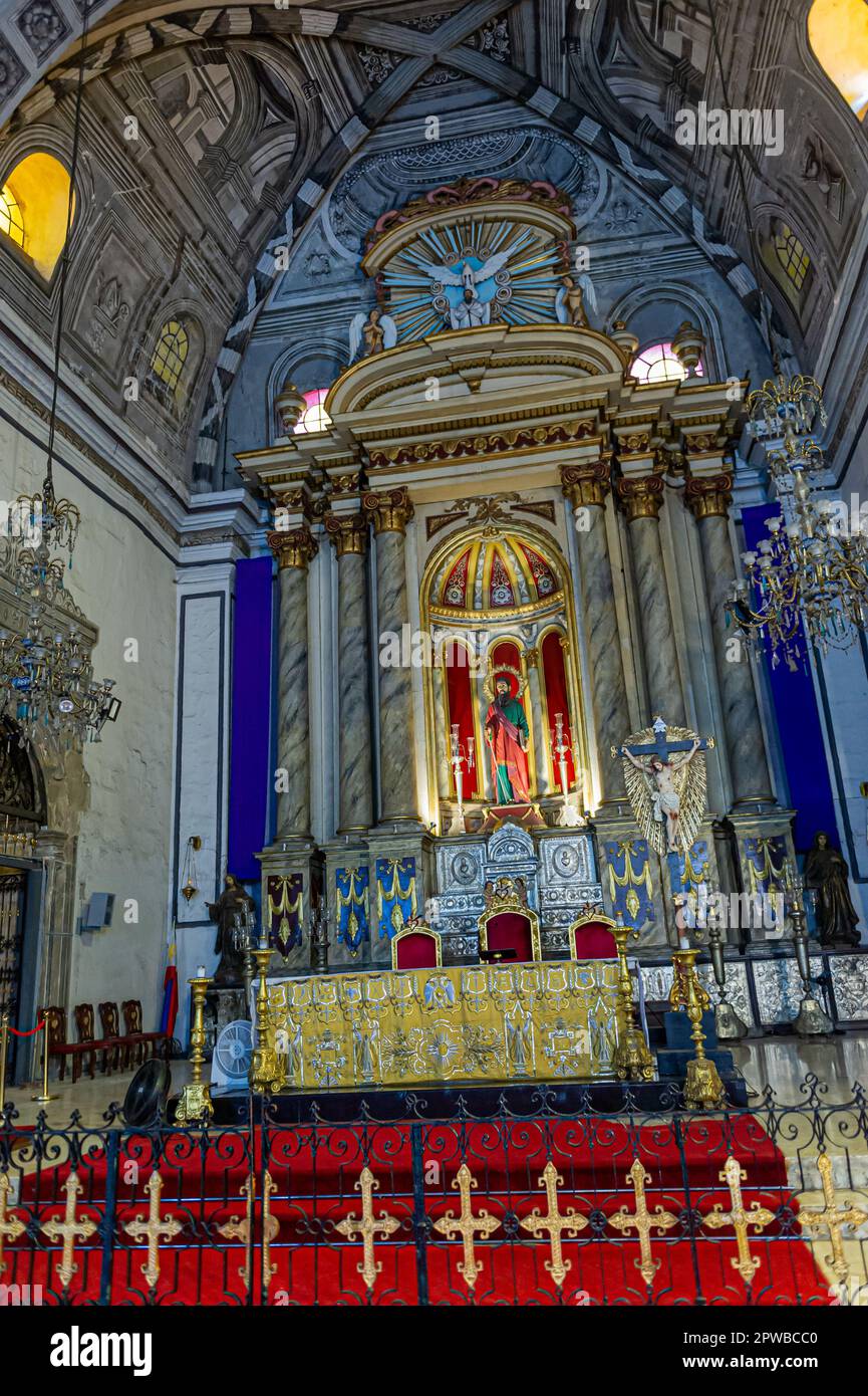 L'altare alla Chiesa di San Agustin, Intramuros, Manila, Filippine Foto Stock