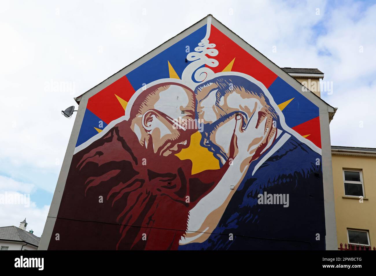 Murale in Derry del Dalai lama con Richard Moore che è stato accecato da una pallottola di gomma durante i guai Foto Stock