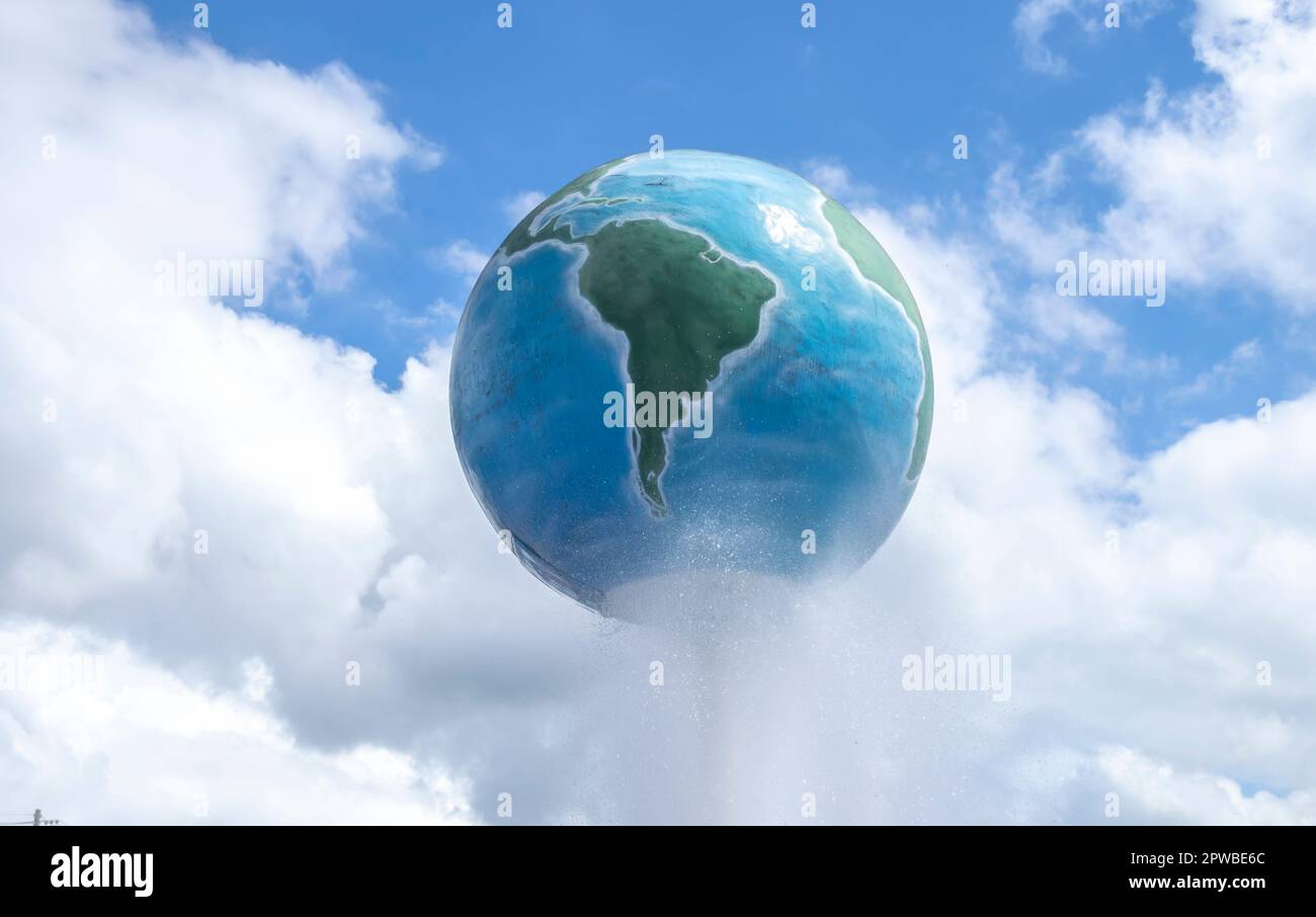 Struttura del pianeta terra con cielo blu e nuvole sullo sfondo. Foto Stock