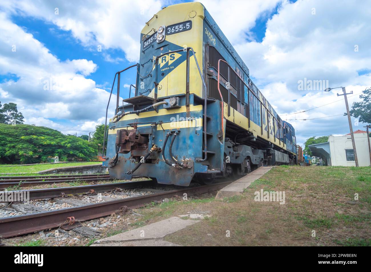 Vinhedo-sp,brasil-27,2023 Vecchia stazione ferroviaria di vinhedo con MRS treno m.r.s che passa sui binari, il treno sta trasportando macchine da costruzione. Foto Stock