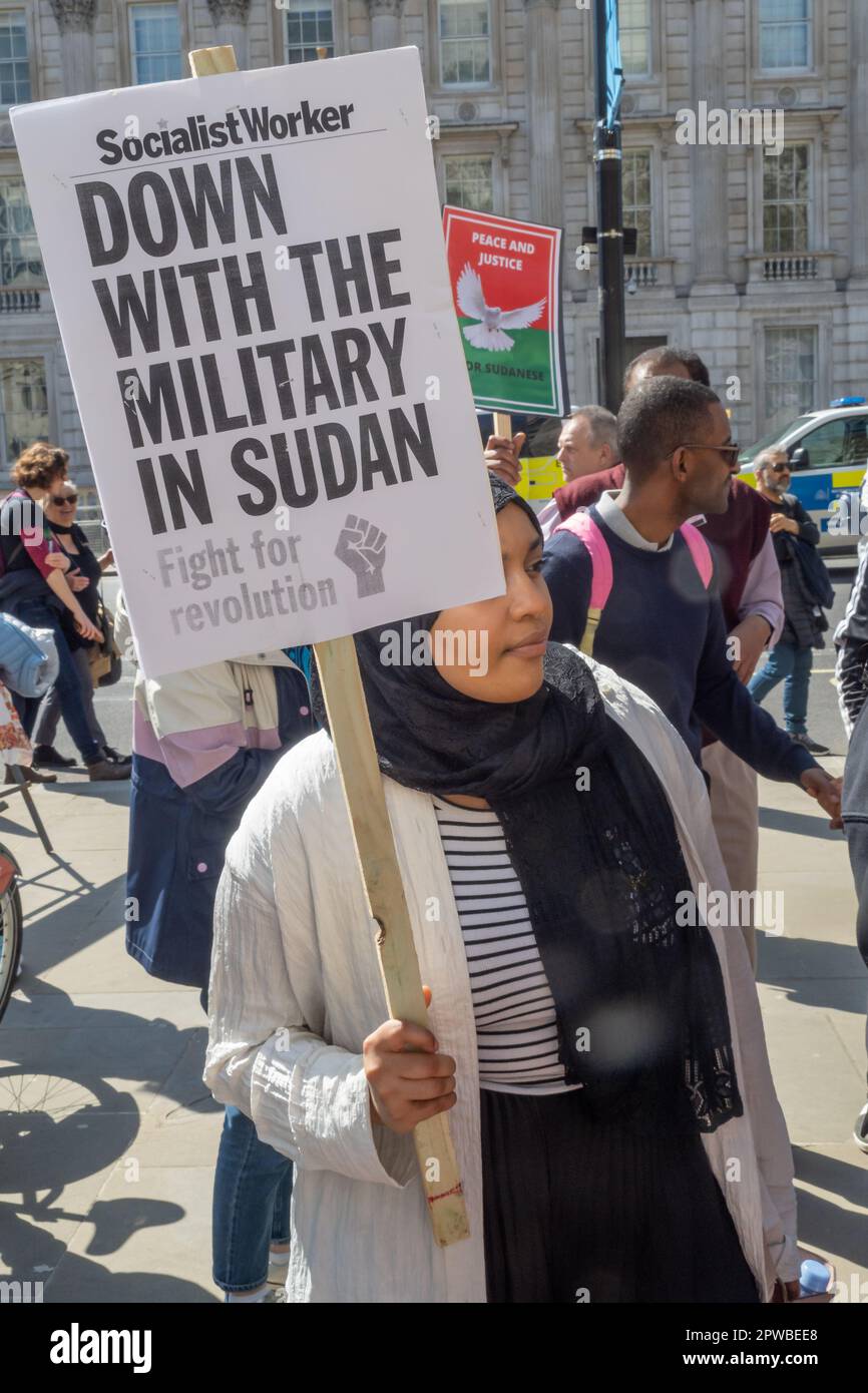 Londra, Regno Unito. 29 Apr 2023. Il movimento rivoluzionario sudanese protesta di fronte a Downing St, chiede la fine della guerra tra i generali di Khartoum e il genocidio nel Darfur. Il popolo vuole pace, democrazia e giustizia in Sudan. Foto Stock