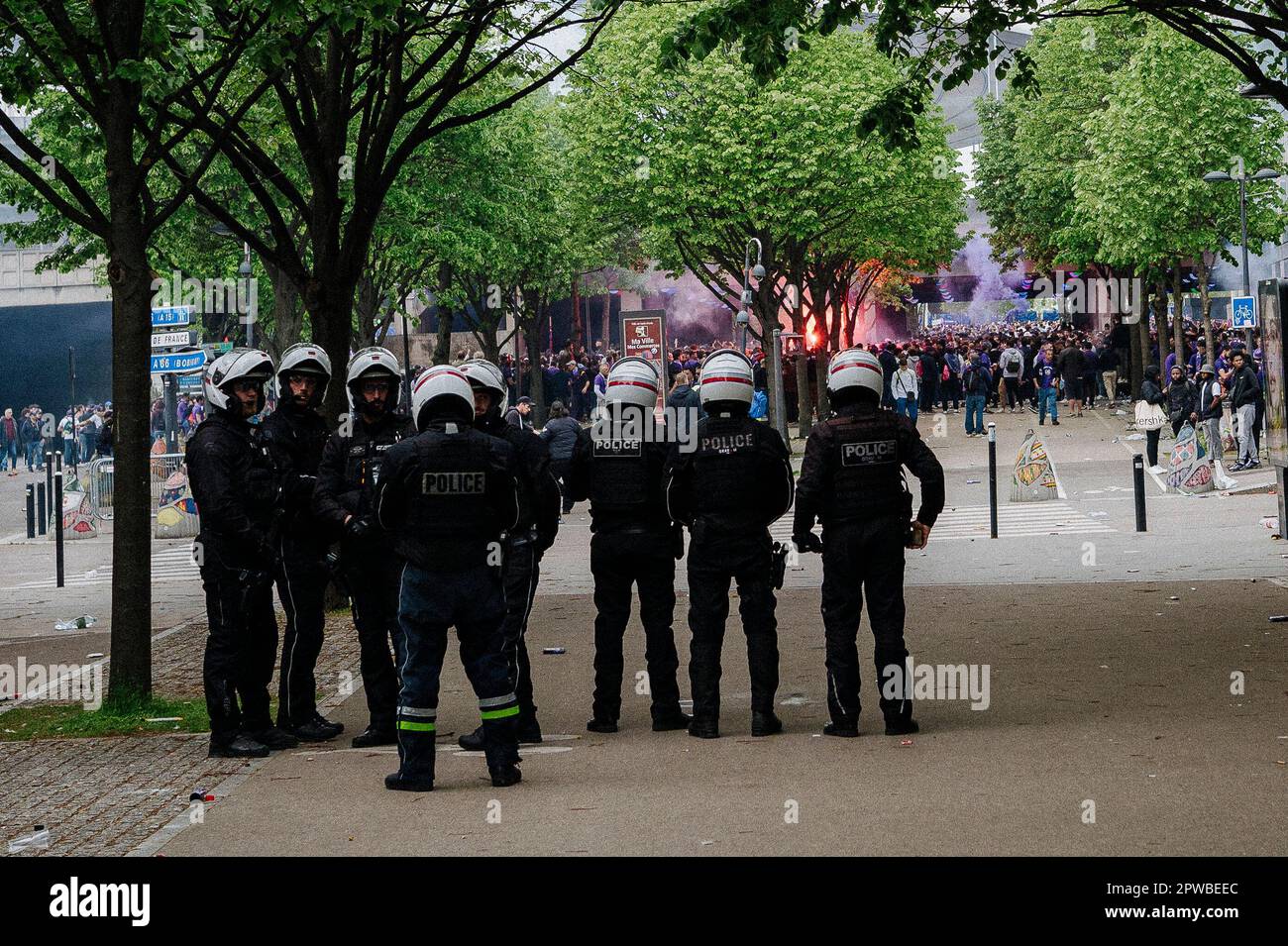 Parigi, Francia. 29th Apr, 2023. Jan Schmidt-Whitley/le Pictorium - finale di Coppa di Francia allo Stade de France di Saint-Denis - 29/4/2023 - Francia / Seine Saint Denis / Saint-Denis - i membri di BRAV-M stand a distanza da Tolosa sostenitori in attesa di passare attraverso la sicurezza. Decine di migliaia di tifosi di Nantes e Tolosa si sono recati allo Stade de France per assistere alla finale della Coppa di Francia. Alcuni attivisti stavano distribuendo braccialetti rossi e fischi in seguito alla decisione del tribunale amministrativo di rovesciare una decisione della prefettura di Parigi di vietare i rally di protesta. Credit: LE PICTORIUM/Alamy Live New Foto Stock