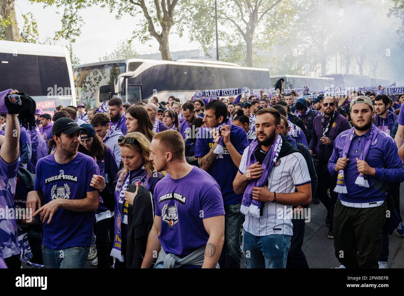 Parigi, Francia. 29th Apr, 2023. Jan Schmidt-Whitley/le Pictorium - finale della Coppa di Francia allo Stade de France a Saint-Denis - 29/4/2023 - Francia / Seine Saint Denis / Saint-Denis - Tolosa i tifosi arrivano vicino allo stadio e aspettano di passare attraverso i controlli di sicurezza. Gli Ultras del randello hanno bombe del fumo. Decine di migliaia di tifosi di Nantes e Tolosa si sono recati allo Stade de France per assistere alla finale della Coppa di Francia. Alcuni attivisti stavano distribuendo braccialetti rossi e fischi in seguito alla decisione del tribunale amministrativo di rovesciare una decisione della prefettura di Parigi di vietare i rally di protesta. Credit: LE PICTORI Foto Stock