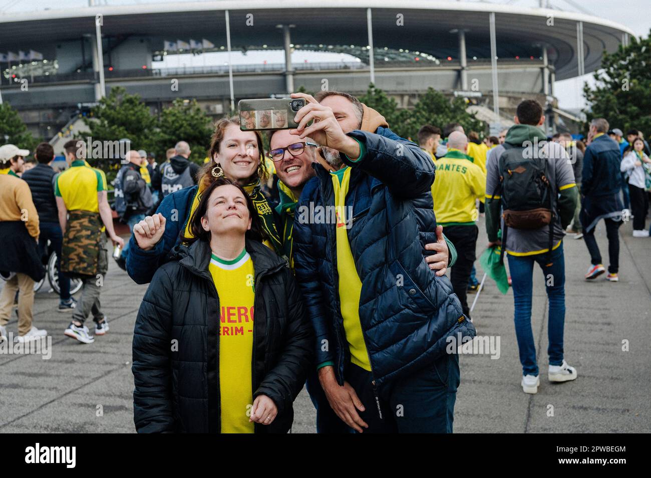 Parigi, Francia. 29th Apr, 2023. Jan Schmidt-Whitley/le Pictorium - finale della Coppa di Francia allo Stade de France a Saint-Denis - 29/4/2023 - Francia / Seine Saint Denis / Saint-Denis - Nantes tifosi fuori dallo Stade de France dopo aver superato i controlli di sicurezza. Decine di migliaia di tifosi di Nantes e Tolosa si sono recati allo Stade de France per assistere alla finale della Coppa di Francia. Alcuni attivisti stavano distribuendo braccialetti rossi e fischi in seguito alla decisione del tribunale amministrativo di rovesciare una decisione della prefettura di Parigi di vietare i rally di protesta. Credit: LE PICTORIUM/Alamy Live News Foto Stock