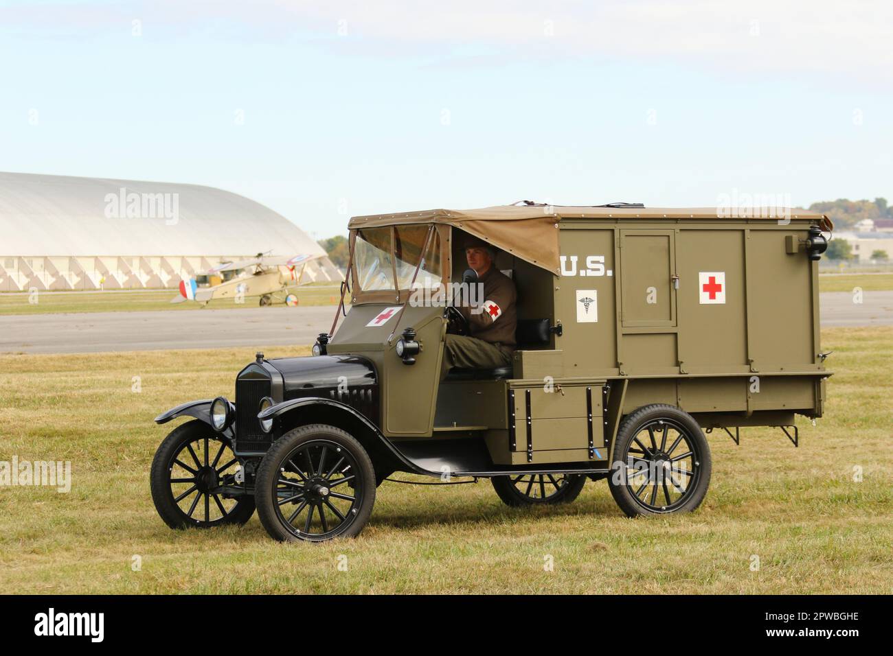 Restauro ambulanza Croce Rossa. 2022 Rendezvous, Patrol dell'alba. Un evento di replica della Guerra Mondiale 1 aerei, offerto dal Museo e la Grande Guerra Aeropl Foto Stock