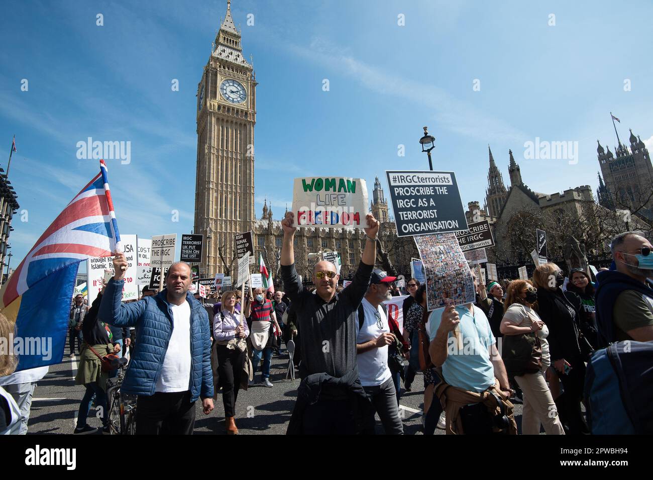 Westminster, Londra, Regno Unito. 29th aprile 2023. Oggi a Westminster e al di fuori di Downing Street, a Londra, si è svolta un'enorme protesta da parte di iraniani e sostenitori. I manifestanti stanno chiedendo al governo britannico di designare il corpo di Guardia Revolunzionaria Islamica (IRGC) in Iran come organizzazione terroristica. Se ciò dovesse accadere, nel Regno Unito diventerebbe reato appartenere al gruppo o sostenere le sue attività. Il proteser Vahid Beheshti è ora il giorno 66 di uno sciopero della fame al di fuori dell'ufficio degli esteri di Londra nel suo tentativo di persuadere il governo britannico con la designazione terrorista IRGC. Credito: A Foto Stock