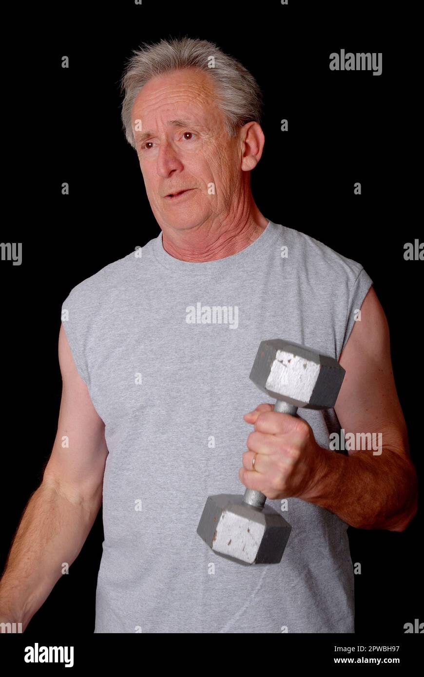 Senior Citizen fitness training mediante il sollevamento di pesi Foto Stock