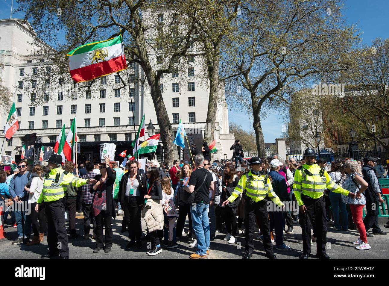 Westminster, Londra, Regno Unito. 29th aprile 2023. Oggi a Westminster e al di fuori di Downing Street, a Londra, si è svolta un'enorme protesta da parte di iraniani e sostenitori. I manifestanti stanno chiedendo al governo britannico di designare il corpo di Guardia Revolunzionaria Islamica (IRGC) in Iran come organizzazione terroristica. Se ciò dovesse accadere, nel Regno Unito diventerebbe reato appartenere al gruppo o sostenere le sue attività. Il proteser Vahid Beheshti è ora il giorno 66 di uno sciopero della fame al di fuori dell'ufficio degli esteri di Londra nel suo tentativo di persuadere il governo britannico con la designazione terrorista IRGC. Credito: A Foto Stock