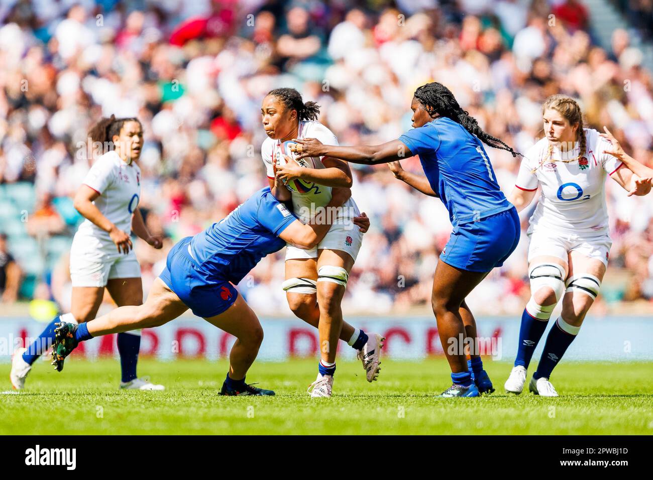 Twickenham, Regno Unito. 28th Apr, 2023. Saia Kabeya of England Women è affrontata durante la partita delle sei Nazioni di TikTok Women's Six Nations, Inghilterra vs Francia, al Twickenham Stadium, Twickenham, Regno Unito, 29th aprile 2023 (Photo by Nick Browning/News Images) a Twickenham, Regno Unito, il 4/28/2023. (Foto di Nick Browning/News Images/Sipa USA) Credit: Sipa USA/Alamy Live News Foto Stock