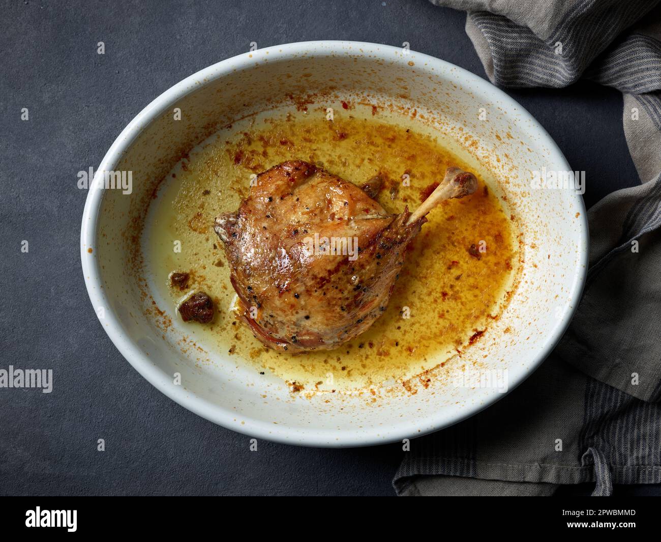 confit d'anatra appena arrosto, gamba d'anatra in padella da forno, vista dall'alto Foto Stock