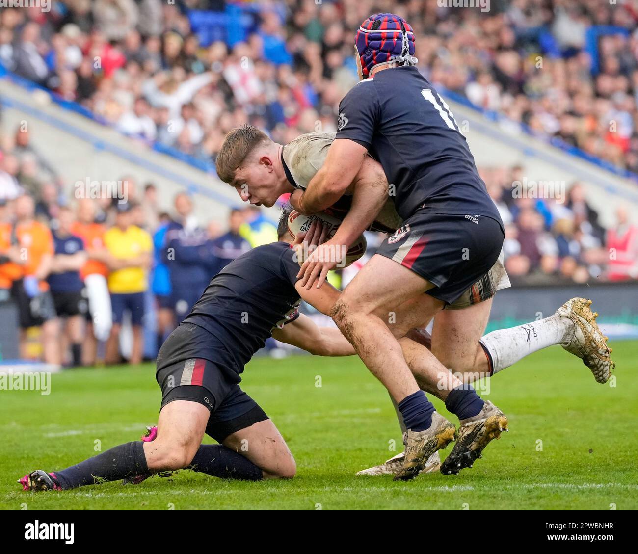 Arthur Mourgue #6 e #11 della Francia affronta Matty Nicholson #11 dell'Inghilterra durante il Mid Season International Match Inghilterra vs Francia all'Halliwell Jones Stadium, Warrington, Regno Unito, 29th aprile 2023 (Foto di Steve Flynn/News Images) Foto Stock