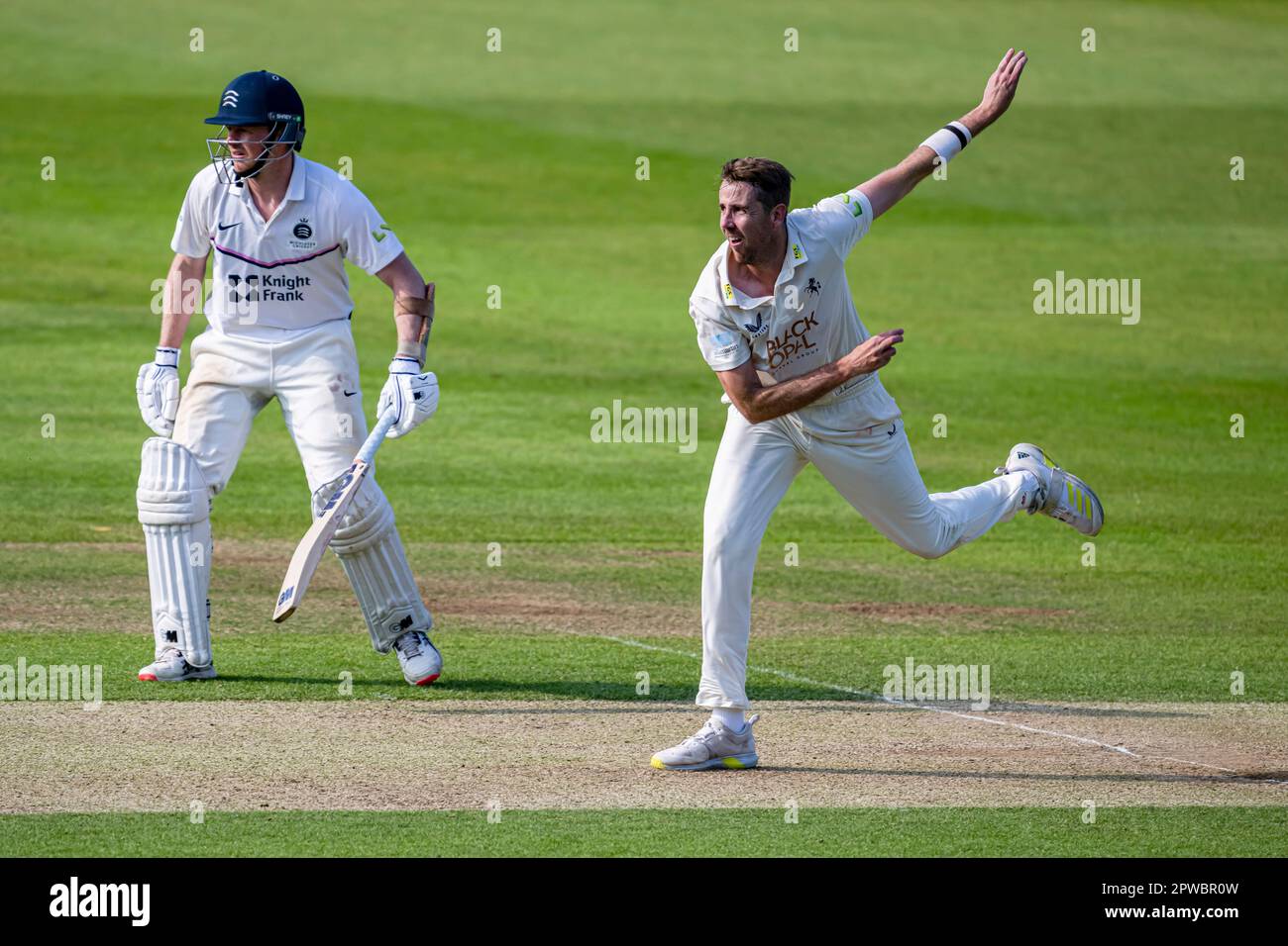 LONDRA, REGNO UNITO. 29 aprile 2023. Quinn of Kent (a destra) bocce durante LV=Insurance County Championship Middlesex v Kent il giorno 4 al Lord's Cricket Ground sabato 29 aprile 2023 a LONDRA INGHILTERRA. Credit: Taka Wu/Alamy Live News Foto Stock