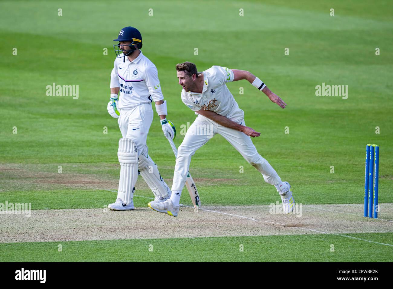 LONDRA, REGNO UNITO. 29 aprile 2023. Quinn of Kent (a destra) bocce durante LV=Insurance County Championship Middlesex v Kent il giorno 4 al Lord's Cricket Ground sabato 29 aprile 2023 a LONDRA INGHILTERRA. Credit: Taka Wu/Alamy Live News Foto Stock