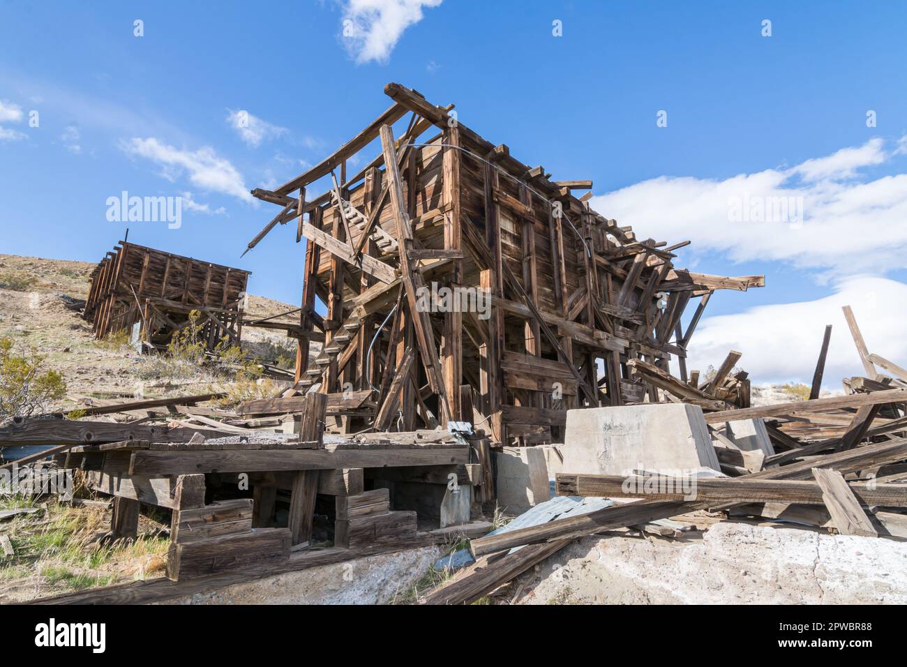 Operazione mineraria abbandonata a Standard Hill vicino alla città desertica di Mojave, dove l'oro è stato scoperto nel 1894. Le operazioni sono cessate nel 1956. Foto Stock