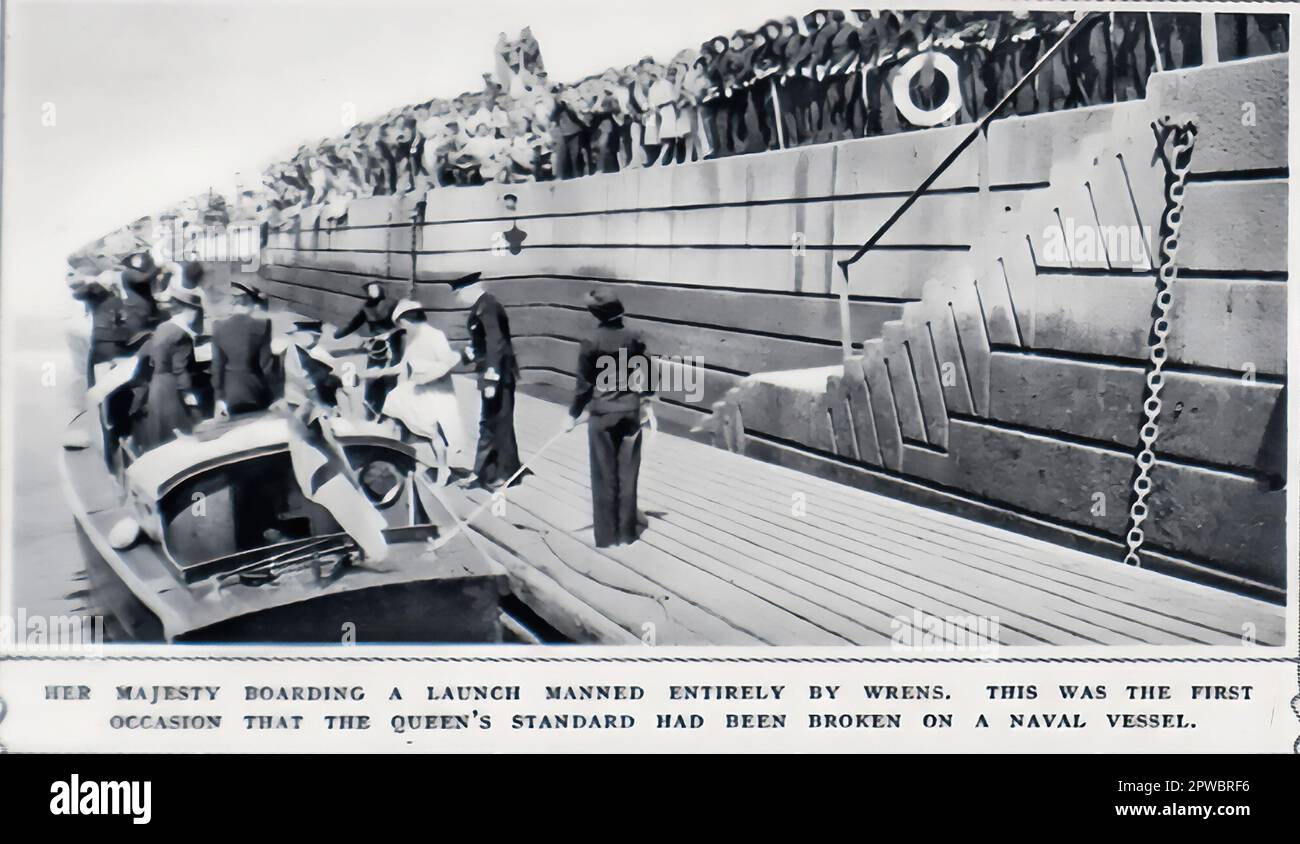 Nel 1942 la Regina salì a bordo di una nave navale interamente presidiata da Wrens. Fu la prima volta che il Queens Standard venne rotto su una nave navale. Immagine dal thei IIlustrated London News. Foto Stock